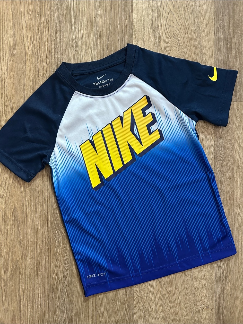NWOT Boys Nike Basketball Raglan Dri-Fit Graphic T-Shirt |Size Medium